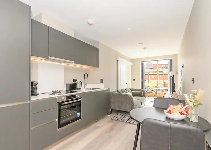 Centre Deluxe With Amazing Garden Terrace - Pass The Keys Apartment