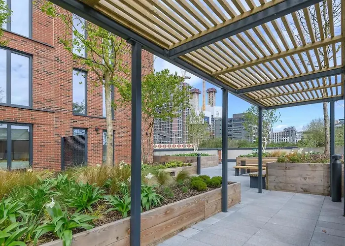 Centre Deluxe With Amazing Garden Terrace - Pass The Keys Apartment